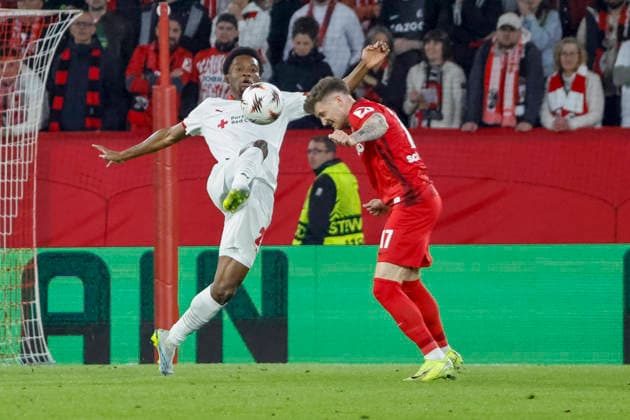 Jean-Baptiste Gorby (Sporting Braga, 29) und Lukas Kübler, Kubler (SC Freiburg, 17) im Zweikampf , Deutschland, Fussball, UEFA Europa League, Halbfinale, 2025 2026, SC Freiburg vs. Sporting Braga, 07.05.2026, Freiburg im Breisgau Europa-Park Stadion Deutschland Copyright: xGrantxHubbsx