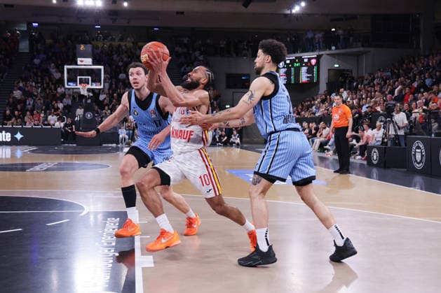 2026.05.07 xfsx GER,Hamburg,1.Basketballl Bundesliga, easyCredit BBL,Veolia Towers Hamburg vs Fitness First Wuerzburg Baskets, in der Inselpark Arena , v.l. Jan Niklas Wimberg (Veolia Towers Hamburg ,17) , Davion Mintz (Wuerzburg Baskets ,10) ,Devon Daniels (Veolia Towers Hamburg ,21) Copyright: HMBxMedia FernandoxSoares