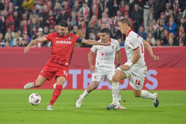 Vincenzo Grifo (SC Freiburg, 32) beim Torabschluss nd vor Gustaf Lagerbielke (Sporting Braga, 14) GER, SC Freiburg - Sporting Braga, Fussball, Europa League, Halbfinale, Saison 2025 2026, 07.05.2026 GER, SC Freiburg - Sporting Braga, Fussball, Europa League, Halbfinale, Saison 2025 2026, 07.05.2026 Freiburg Copyright: xEibner-Pressefoto ThomasxHessx EP_THS