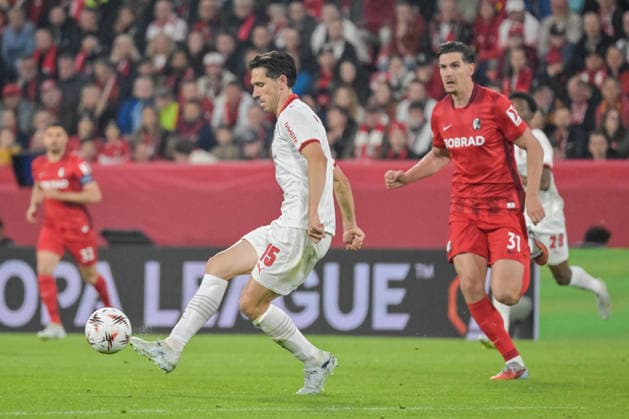 Paulo Oliveira (Sporting Braga, 15) spielt den Ball vor Igor Matanovic (SC Freiburg, 31) GER, SC Freiburg - Sporting Braga, Fussball, Europa League, Halbfinale, Saison 2025 2026, 07.05.2026 GER, SC Freiburg - Sporting Braga, Fussball, Europa League, Halbfinale, Saison 2025 2026, 07.05.2026 Freiburg Copyright: xEibner-Pressefoto ThomasxHessx EP_THS