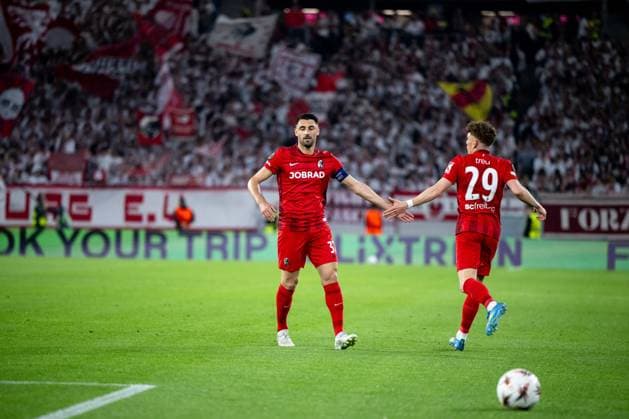 GER, Europa League, Halbfinale, SC Freiburg vs Sporting Braga 07.05.2026, Europa Park Stadion, Freiburg, GER, Europa League, Halbfinale, SC Freiburg vs Sporting Braga, im Bild Vincenzo Grifo (SC Freiburg, 32), Philipp Treu (SC Freiburg, 29),