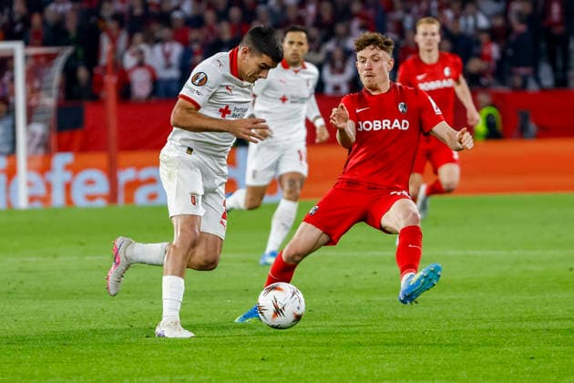 Victor Gomez (Sporting Braga, 02) und Philipp Treu (SC Freiburg, 29) im Kampf um den Ball , Deutschland, Fussball, UEFA Europa League, Halbfinale, 2025 2026, SC Freiburg vs. Sporting Braga, 07.05.2026, Freiburg im Breisgau Europa-Park Stadion Deutschland Copyright: xGrantxHubbsx