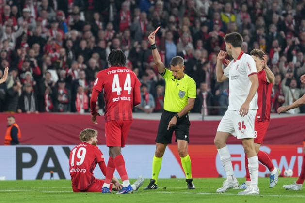 Mario Dorgeles Mario Dorgeles (SC Braga, 20) bekommt die Rote Karte von Davide Massa (Schiedsrichter) , Deutschland, Fussball, UEFA Europa League, Halbfinale, Rückspiel, 2025 2026, SC Freiburg vs. SC Braga, 07.05.2026, Europa-Park Stadion, Freiburg Freiburg Europa-Park Stadion Baden-Württemberg Deutschland Copyright: xArnexAmbergx