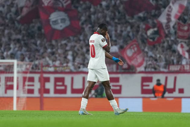 Mario Dorgeles Mario Dorgeles (SC Braga, 20) bekommt die Rote Karte von Davide Massa (Schiedsrichter) , Deutschland, Fussball, UEFA Europa League, Halbfinale, Rückspiel, 2025 2026, SC Freiburg vs. SC Braga, 07.05.2026, Europa-Park Stadion, Freiburg Freiburg Europa-Park Stadion Baden-Württemberg Deutschland Copyright: xArnexAmbergx