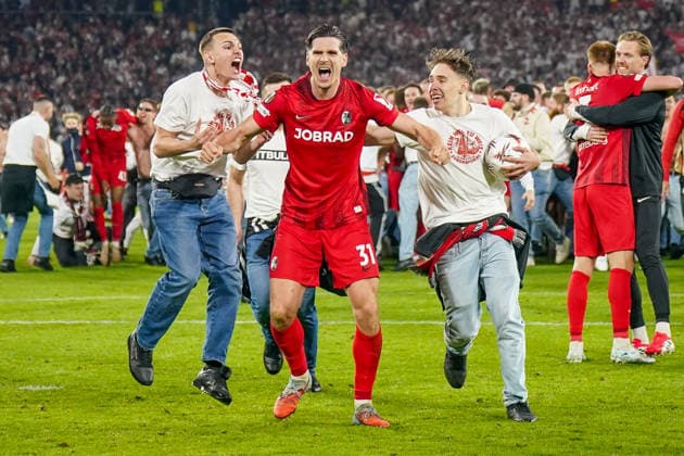 Deutschland: Fussball Europa League 2025 - 2026, Halbfinale - SC Freiburg vs Sporting Braga - Europa Park Stadion (Freiburg): Igor Matanovic (SC Freiburg, 31) mit Fans, Freude, Emotionen, Jubel, Mimik, Gesichtsausdruck, Emotion, Geste, Gestik, Emotion, Finale, Sieg, Polizei, Platzsturm Copyright: xJOERANxSTEINSIEKx