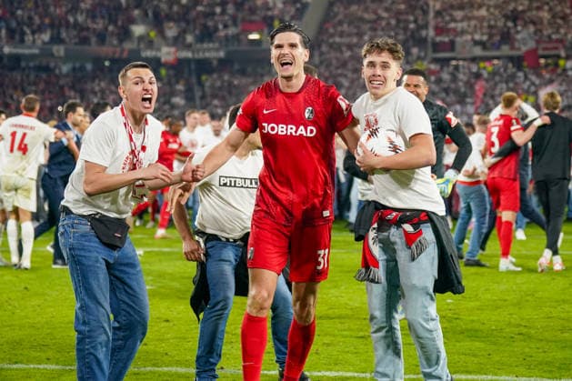 Deutschland: Fussball Europa League 2025 - 2026, Halbfinale - SC Freiburg vs Sporting Braga - Europa Park Stadion (Freiburg): Igor Matanovic (SC Freiburg, 31) mit Fans, Freude, Emotionen, Jubel, Mimik, Gesichtsausdruck, Emotion, Geste, Gestik, Emotion, Finale, Sieg Copyright: xJOERANxSTEINSIEKx