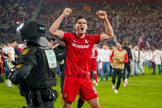 Deutschland: Fussball Europa League 2025 - 2026, Halbfinale - SC Freiburg vs Sporting Braga - Europa Park Stadion (Freiburg): Igor Matanovic (SC Freiburg, 31) mit Fans, Freude, Emotionen, Jubel, Mimik, Gesichtsausdruck, Emotion, Geste, Gestik, Emotion, Finale, Sieg, Polizei, Platzsturm Copyright: xJOERANxSTEINSIEKx