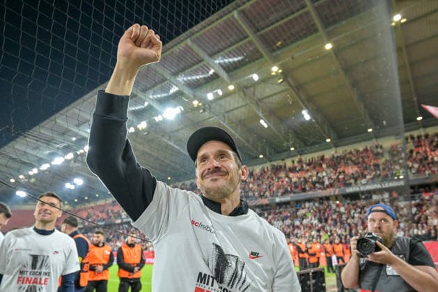 Julian Schuster (SC Freiburg, Trainer) jubelt nach Spielende vor den Fans über den Einzug ins Finale. GER, SC Freiburg - Sporting Braga, Fussball, Europa League, Halbfinale, Saison 2025 2026, 07.05.2026 GER, SC Freiburg - Sporting Braga, Fussball, Europa League, Halbfinale, Saison 2025 2026, 07.05.2026 Freiburg Copyright: xEibner-Pressefoto ThomasxHessx EP_THS
