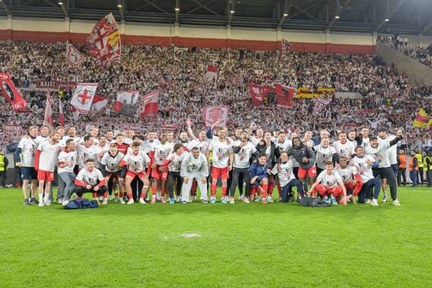 Team SC Freibrurg feiert mit den Fans den Einzug ins Finale der Uefa Europa League. GER, SC Freiburg - Sporting Braga, Fussball, Europa League, Halbfinale, Saison 2025 2026, 07.05.2026 GER, SC Freiburg - Sporting Braga, Fussball, Europa League, Halbfinale, Saison 2025 2026, 07.05.2026 Freiburg Copyright: xEibner-Pressefoto ThomasxHessx EP_THS