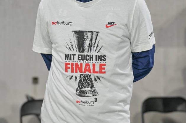 Final T-Shirt des SC Freiburg GER, SC Freiburg - Sporting Braga, Fussball, Europa League, Halbfinale, Saison 2025 2026, 07.05.2026 GER, SC Freiburg - Sporting Braga, Fussball, Europa League, Halbfinale, Saison 2025 2026, 07.05.2026 Freiburg Copyright: xEibner-Pressefoto ThomasxHessx EP_THS