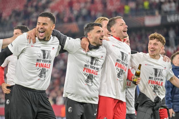 Noah Atubolu (SC Freiburg, 01), Vincenzo Grifo (SC Freiburg, 32), Christian Guenter (SC Freiburg, 30), Philipp Treu (SC Freiburg, 29) feiern mit den Fans den Einzug ins Finale. GER, SC Freiburg - Sporting Braga, Fussball, Europa League, Halbfinale, Saison 2025 2026, 07.05.2026 GER, SC Freiburg - Sporting Braga, Fussball, Europa League, Halbfinale, Saison 2025 2026, 07.05.2026 Freiburg Copyright: xEibner-Pressefoto ThomasxHessx EP_THS