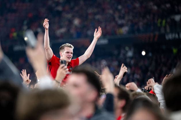 GER, Europa League, Halbfinale, SC Freiburg vs Sporting Braga 07.05.2026, Europa Park Stadion, Freiburg, GER, Europa League, Halbfinale, SC Freiburg vs Sporting Braga, im Bild Matthias Ginter (SC Freiburg, 28) und Fans jubeln ueber den 3:1 Sieg und Einzug in das Finale, Fans stürmen den Platz,