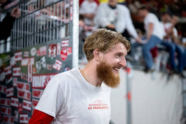 GER, Europa League, Halbfinale, SC Freiburg vs Sporting Braga 07.05.2026, Europa Park Stadion, Freiburg, GER, Europa League, Halbfinale, SC Freiburg vs Sporting Braga, im Bild Jan-Niklas Beste (SC Freiburg, 19) jubelt ueber den 3:1 Sieg und Einzug in das Finale und feiert mit den Fans Ultras auf der Tribüne