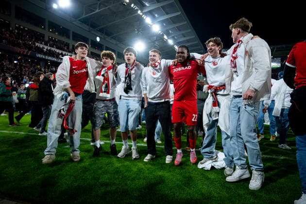 GER, Europa League, Halbfinale, SC Freiburg vs Sporting Braga 07.05.2026, Europa Park Stadion, Freiburg, GER, Europa League, Halbfinale, SC Freiburg vs Sporting Braga, im Bild Fans mit Cyriaque Irie (SC Freiburg, 22) jubeln ueber den 3:1 Sieg und Einzug in das Finale, Fans stürmen den Platz