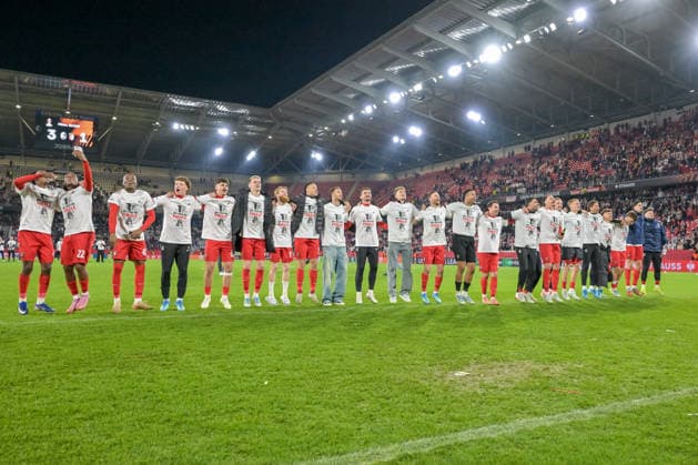Team SC Freiburg feiert den Einzug ins Finale vor der Kurzve. GER, SC Freiburg - Sporting Braga, Fussball, Europa League, Halbfinale, Saison 2025 2026, 07.05.2026 GER, SC Freiburg - Sporting Braga, Fussball, Europa League, Halbfinale, Saison 2025 2026, 07.05.2026 Freiburg Copyright: xEibner-Pressefoto ThomasxHessx EP_THS