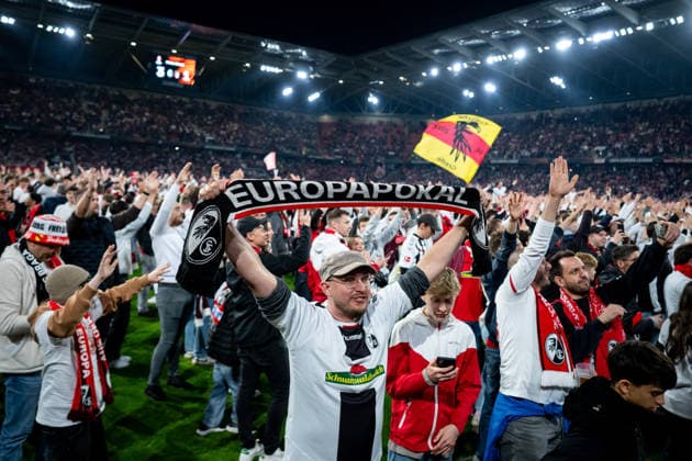 GER, Europa League, Halbfinale, SC Freiburg vs Sporting Braga 07.05.2026, Europa Park Stadion, Freiburg, GER, Europa League, Halbfinale, SC Freiburg vs Sporting Braga, im Bild Fans mit Europapokal Schal jubeln ueber den 3:1 Sieg und Einzug in das Finale, Fans stürmen den Platz