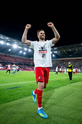 GER, Europa League, Halbfinale, SC Freiburg vs Sporting Braga 07.05.2026, Europa Park Stadion, Freiburg, GER, Europa League, Halbfinale, SC Freiburg vs Sporting Braga, im Bild Lucas Höler (SC Freiburg, 09) jubelt ueber den 3:1 Sieg und Einzug in das Finale und lässt sich von den Fans feiern,
