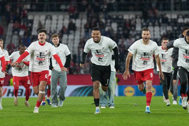 Die Mannschaft feiert den Einzug ins Finale mit den Fans, Karl Steinmann (SC Freiburg, 65), Noah Atubolu (SC Freiburg, 01), Lucas Höler Lucas Hoeler (SC Freiburg, 09) , Deutschland, Fussball, UEFA Europa League, Halbfinale, Rückspiel, 2025 2026, SC Freiburg vs. SC Braga, 07.05.2026, Europa-Park Stadion, Freiburg Freiburg Europa-Park Stadion Baden-Württemberg Deutschland Copyright: xArnexAmbergx
