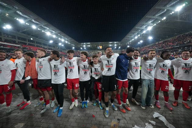 Die Mannschaft feiert den Einzug ins Finale mit den Fans , Deutschland, Fussball, UEFA Europa League, Halbfinale, Rückspiel, 2025 2026, SC Freiburg vs. SC Braga, 07.05.2026, Europa-Park Stadion, Freiburg Freiburg Europa-Park Stadion Baden-Württemberg Deutschland Copyright: xArnexAmbergx
