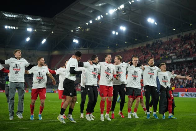 Die Mannschaft feiert den Einzug ins Finale mit den Fans , Deutschland, Fussball, UEFA Europa League, Halbfinale, Rückspiel, 2025 2026, SC Freiburg vs. SC Braga, 07.05.2026, Europa-Park Stadion, Freiburg Freiburg Europa-Park Stadion Baden-Württemberg Deutschland Copyright: xArnexAmbergx