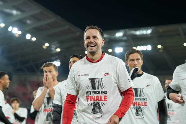 Die Mannschaft feiert den Einzug ins Finale mit den Fans, Christian Günter Christian Guenter (SC Freiburg, 30) , Deutschland, Fussball, UEFA Europa League, Halbfinale, Rückspiel, 2025 2026, SC Freiburg vs. SC Braga, 07.05.2026, Europa-Park Stadion, Freiburg Freiburg Europa-Park Stadion Baden-Württemberg Deutschland Copyright: xArnexAmbergx