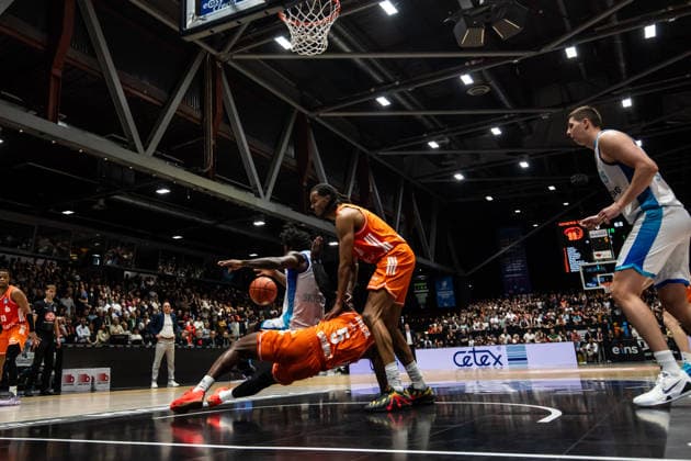 GER, easy-Credit Basketball-Bundesliga, Niners Chemnitz - Frankfurt Skyliners. 07.05.2026, Messe, Chemnitz, GER, easy-Credit Basketball-Bundesliga, Niners Chemnitz - Frankfurt Skyliners. Corey Davis Jr. (Niners Chemnitz, 5), Kevin Yebo (Niners Chemnitz, 0) Foto Alexander Trienitz Chemnitz Messe Sachsen Deutschland