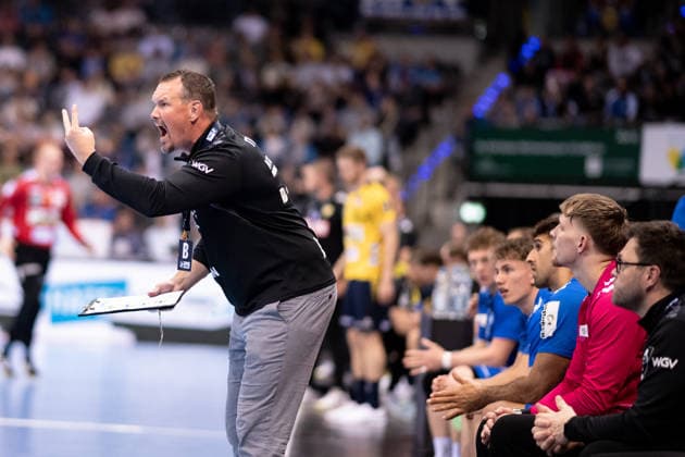 Misha Kaufmann, (TVB Stuttgart, Trainer Coach), zeigt es zwei muesst ihr sein TVB Stuttgart vs. Rhein Neckar Loewen, DAIKIN Handballbundesliga, 31. Spieltag, Saison 2025 2026, 07.05.2026 Eibner-Pressefoto Andreas Ulmer TVB Stuttgart vs. Rhein Neckar Loewen, DAIKIN Handballbundesliga, 31. Spieltag, Saison 2025 2026, 07.05.2026 Stuttgart Copyright: xEibner-Pressefoto AndreasxUlmerx EP_AUR