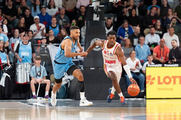 Marcus Carr (Wuerzburg Baskets, 5) im Dribbling, Kenneth Ogbe (Veolia Towers Hamburg, 25), GER, Veolia Towers Hamburg vs Fitness First Wuerzburg Baskets, Basketball, BBL, Spieltag 33, Saison 2025 2026, 07.05.2026 GER, Veolia Towers Hamburg vs Fitness First Wuerzburg Baskets, Basketball, BBL, Spieltag 33, Saison 2025 2026, 07.05.2026 Hamburg Copyright: xEibner-Pressefoto MaxxVincenx EP_MVN