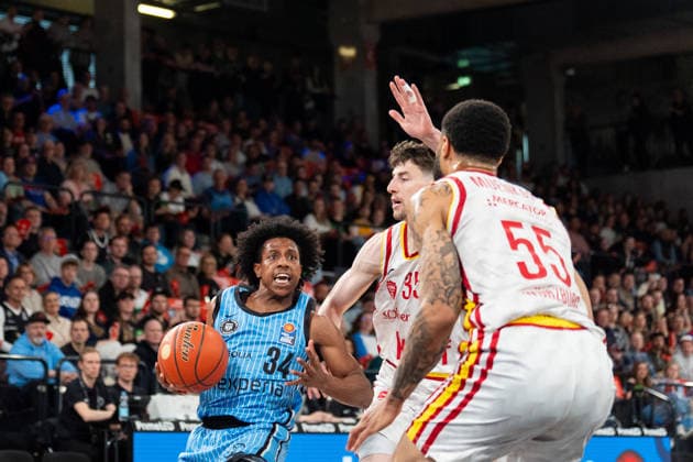 Ross Williams (Veolia Towers Hamburg, 34) im Dribbling, Alen Pjanic (Wuerzburg Baskets, 35), GER, Veolia Towers Hamburg vs Fitness First Wuerzburg Baskets, Basketball, BBL, Spieltag 33, Saison 2025 2026, 07.05.2026 GER, Veolia Towers Hamburg vs Fitness First Wuerzburg Baskets, Basketball, BBL, Spieltag 33, Saison 2025 2026, 07.05.2026 Hamburg Copyright: xEibner-Pressefoto MaxxVincenx EP_MVN
