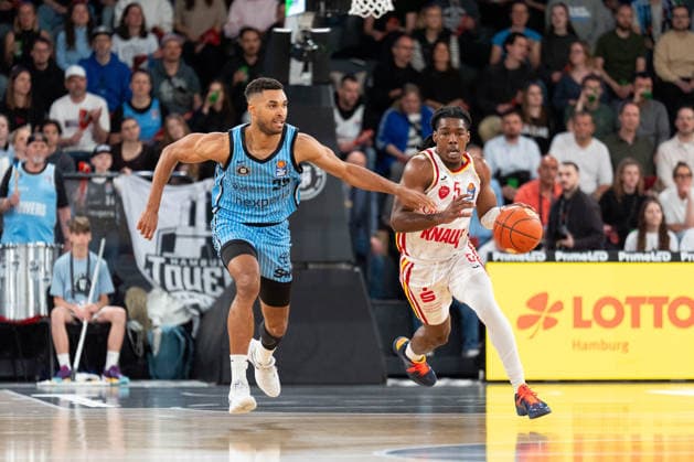 Marcus Carr (Wuerzburg Baskets, 5) im Dribbling, Kenneth Ogbe (Veolia Towers Hamburg, 25), GER, Veolia Towers Hamburg vs Fitness First Wuerzburg Baskets, Basketball, BBL, Spieltag 33, Saison 2025 2026, 07.05.2026 GER, Veolia Towers Hamburg vs Fitness First Wuerzburg Baskets, Basketball, BBL, Spieltag 33, Saison 2025 2026, 07.05.2026 Hamburg Copyright: xEibner-Pressefoto MaxxVincenx EP_MVN