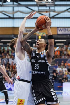 Perttu Blomgren (MBC, 20), Austin Crowley (Bamberg, 85), Syntainics MBC vs. BMA365 Bamberg Baskets, Basketball, 1. Bundesliga, Maenner, 33. Spieltag, Saison 2025 26, 08.05.2026. Weißenfels Stadthalle Sachsen-Anhalt Deutschland