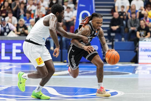 Khyri Thomas (MBC, 0), Cobe Williams (Bamberg, 24), Syntainics MBC vs. BMA365 Bamberg Baskets, Basketball, 1. Bundesliga, Maenner, 33. Spieltag, Saison 2025 26, 08.05.2026. Weißenfels Stadthalle Sachsen-Anhalt Deutschland