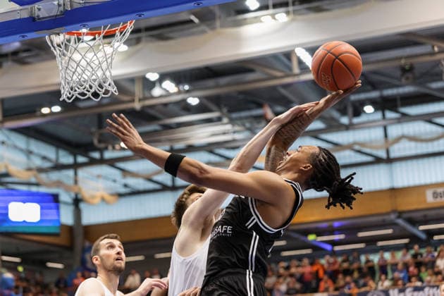 Perttu Blomgren (MBC, 20), Austin Crowley (Bamberg, 85), Syntainics MBC vs. BMA365 Bamberg Baskets, Basketball, 1. Bundesliga, Maenner, 33. Spieltag, Saison 2025 26, 08.05.2026. Weißenfels Stadthalle Sachsen-Anhalt Deutschland