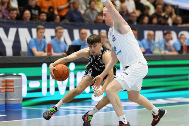 Zachary Ensminger (Bamberg, 1), Collin Welp (MBC, 40), Syntainics MBC vs. BMA365 Bamberg Baskets, Basketball, 1. Bundesliga, Maenner, 33. Spieltag, Saison 2025 26, 08.05.2026. Weißenfels Stadthalle Sachsen-Anhalt Deutschland