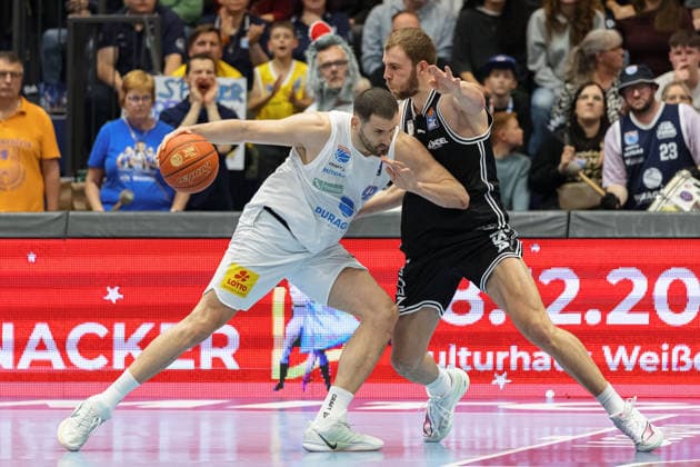Nemanja Djurisic (MBC, 42), Moritz Krimmer (Bamberg, 27), Syntainics MBC vs. BMA365 Bamberg Baskets, Basketball, 1. Bundesliga, Maenner, 33. Spieltag, Saison 2025 26, 08.05.2026. Weißenfels Stadthalle Sachsen-Anhalt Deutschland