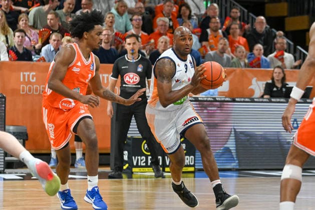DeAndre Lansdowne (Rostock Seawolves, 09) am Ball gegen Malik Parsons (RASTA Vechta, 03) RASTA Vechta vs. Rostock Seawolves, easyCredit Basketball Bundesliga, 33. Spieltag, Saison 2025 2026, 08.05.2026, RASTA Vechta vs. Rostock Seawolves, easyCredit Basketball Bundesliga, 33. Spieltag, Saison 2025 2026, 08.05.2026 Vechta Copyright: xEibner-Pressefoto RobertxGertzenx EP_RGN