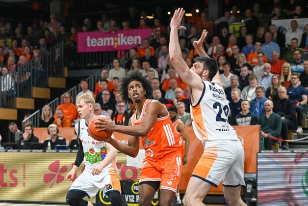 Malik Parsons. (RASTA Vechta, 03) am Ball gegen Owen Klassen (Rostock Seawolves, 29) RASTA Vechta vs. Rostock Seawolves, easyCredit Basketball Bundesliga, 33. Spieltag, Saison 2025 2026, 08.05.2026, RASTA Vechta vs. Rostock Seawolves, easyCredit Basketball Bundesliga, 33. Spieltag, Saison 2025 2026, 08.05.2026 Vechta Copyright: xEibner-Pressefoto RobertxGertzenx EP_RGN