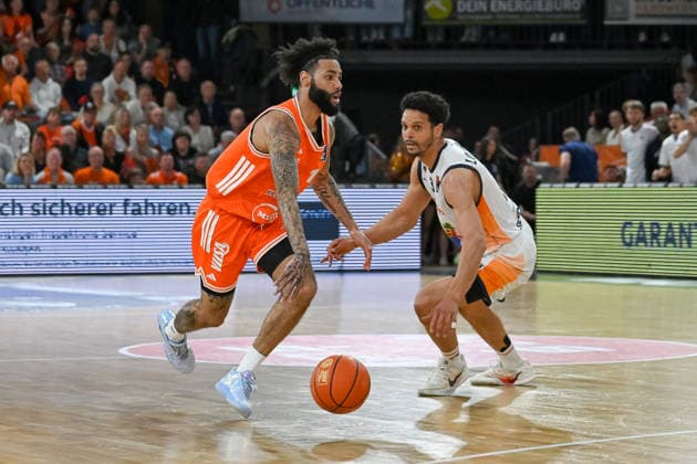 Tevin Brown (RASTA Vechta, 10) gegen Dominic Lockhart (Rostock Seawolves, 03) RASTA Vechta vs. Rostock Seawolves, easyCredit Basketball Bundesliga, 33. Spieltag, Saison 2025 2026, 08.05.2026, RASTA Vechta vs. Rostock Seawolves, easyCredit Basketball Bundesliga, 33. Spieltag, Saison 2025 2026, 08.05.2026 Vechta Copyright: xEibner-Pressefoto RobertxGertzenx EP_RGN