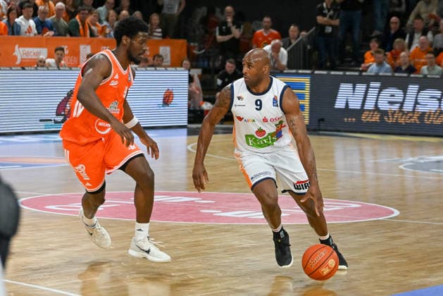 DeAndre Lansdowne (Rostock Seawolves, 09) am Ball gegen TJ Bamba (RASTA Vechta, 05) RASTA Vechta vs. Rostock Seawolves, easyCredit Basketball Bundesliga, 33. Spieltag, Saison 2025 2026, 08.05.2026, RASTA Vechta vs. Rostock Seawolves, easyCredit Basketball Bundesliga, 33. Spieltag, Saison 2025 2026, 08.05.2026 Vechta Copyright: xEibner-Pressefoto RobertxGertzenx EP_RGN