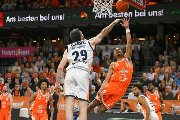 Alonzo Verge jr. (RASTA Vechta, 11) am Ball gegen Owen Klassen (Rostock Seawolves, 29) RASTA Vechta vs. Rostock Seawolves, easyCredit Basketball Bundesliga, 33. Spieltag, Saison 2025 2026, 08.05.2026, RASTA Vechta vs. Rostock Seawolves, easyCredit Basketball Bundesliga, 33. Spieltag, Saison 2025 2026, 08.05.2026 Vechta Copyright: xEibner-Pressefoto RobertxGertzenx EP_RGN