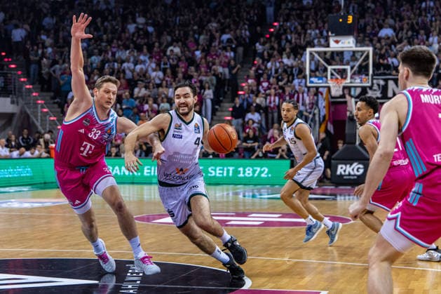 Clayton Guillozet (VET-CONCEPT Gladiators Trier, 04) setzt sich gegen Patrick Heckmann (Telekom Baskets Bonn, 33) durch, Jordan Roland (VET-CONCEPT Gladiators Trier, 15) Telekom Baskets Bonn vs. VET-CONCEPT Gladiators Trier, Basketball, easy Credit BBL, 33. Spieltag, 2025 2026, 08.05.2026 Telekom Baskets Bonn vs. VET-CONCEPT Gladiators Trier, Basketball, easy Credit BBL, 33. Spieltag, 2025 2026, 08.05.2026 Bonn Copyright: xEibner-Pressefoto GerhardxWingenderx EP_GWR