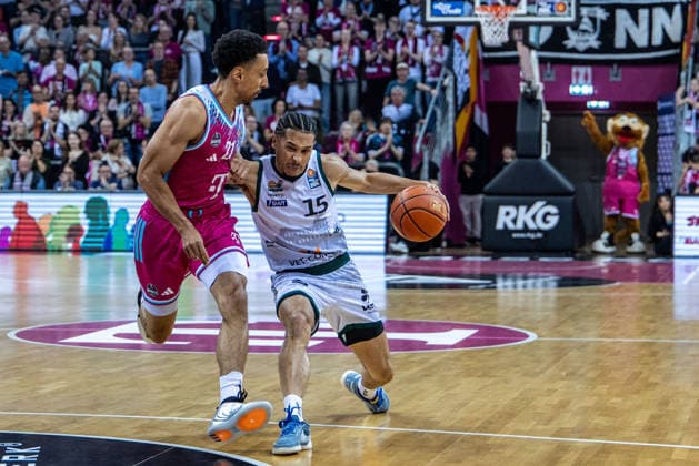Sport Bilder des Tages Jordan Roland (VET-CONCEPT Gladiators Trier, 15) vs Joel Sadu Aminu (Telekom Baskets Bonn, 21) Telekom Baskets Bonn vs. VET-CONCEPT Gladiators Trier, Basketball, easy Credit BBL, 33. Spieltag, 2025 2026, 08.05.2026 Telekom Baskets Bonn vs. VET-CONCEPT Gladiators Trier, Basketball, easy Credit BBL, 33. Spieltag, 2025 2026, 08.05.2026 Bonn Copyright: xEibner-Pressefoto GerhardxWingenderx EP_GWR