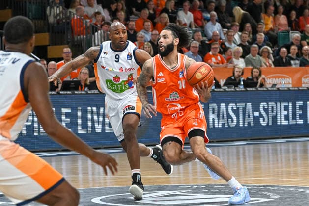 Tevin Brown (RASTA Vechta, 10) am Ball gegen DeAndre Lansdowne (Rostock Seawolves, 09) RASTA Vechta vs. Rostock Seawolves, easyCredit Basketball Bundesliga, 33. Spieltag, Saison 2025 2026, 08.05.2026, RASTA Vechta vs. Rostock Seawolves, easyCredit Basketball Bundesliga, 33. Spieltag, Saison 2025 2026, 08.05.2026 Vechta Copyright: xEibner-Pressefoto RobertxGertzenx EP_RGN