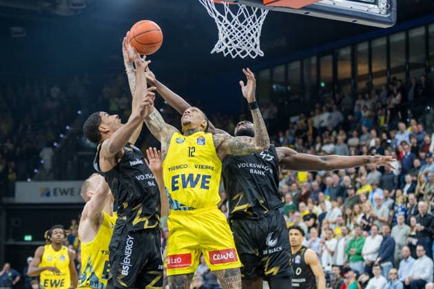 Oldenburg, Niedersachsen, DEU, 08.05.2026, David NGuessan (links, Basketball Löwen Braunschweig), Michale Kyser (Mitte, EWE Baskets Oldenburg) und Oluwasimisola Shittu (rechts, Basketball Löwen Braunschweig). EWE Baskets Oldenburg vs. Basketball Löwen Braunschweig. Basketball. 1. Basketball-Bundesliga Saison 2025 2026, 33. Spieltag, Grosse EWE Arena. EWE Baskets Oldenburg vs. Basketball Löwen Braunschweig