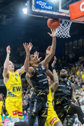 Oldenburg, Niedersachsen, DEU, 08.05.2026, Seth Hinrichs (links, EWE Baskets Oldenburg) David NGuessan (2. v. links, Basketball Löwen Braunschweig), Michale Kyser (Mitte, EWE Baskets Oldenburg) und Oluwasimisola Shittu (rechts, Basketball Löwen Braunschweig). EWE Baskets Oldenburg vs. Basketball Löwen Braunschweig. Basketball. 1. Basketball-Bundesliga Saison 2025 2026, 33. Spieltag, Grosse EWE Arena. EWE Baskets Oldenburg vs. Basketball Löwen Braunschweig