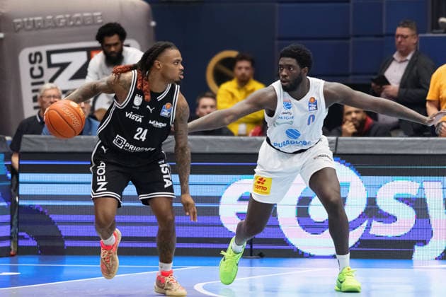 Cobe Williams (Bamberg, 24), Khyri Thomas (MBC, 0), Syntainics MBC vs. BMA365 Bamberg Baskets, Basketball, 1. Bundesliga, Maenner, 33. Spieltag, Saison 2025 26, 08.05.2026. Weißenfels Stadthalle Sachsen-Anhalt Deutschland