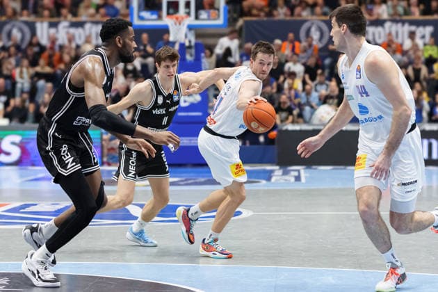 Ejiofor Onu (Bamberg, 35), Richard Balint (Bamberg, 11), Spencer Reaves (MBC, 31), Jure Planinic (MBC, 44), Syntainics MBC vs. BMA365 Bamberg Baskets, Basketball, 1. Bundesliga, Maenner, 33. Spieltag, Saison 2025 26, 08.05.2026. Weißenfels Stadthalle Sachsen-Anhalt Deutschland