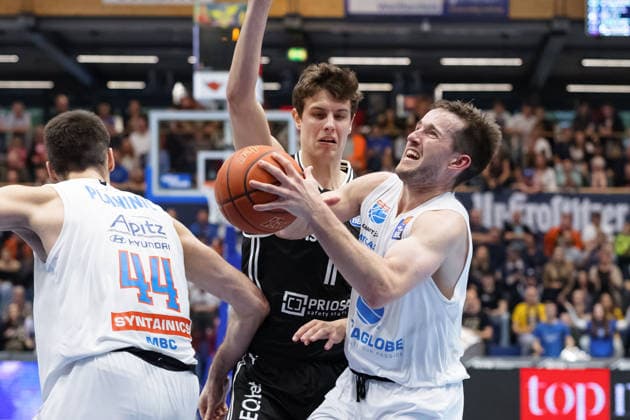 Jure Planinic (MBC, 44), Richard Balint (Bamberg, 11), Spencer Reaves (MBC, 31), Syntainics MBC vs. BMA365 Bamberg Baskets, Basketball, 1. Bundesliga, Maenner, 33. Spieltag, Saison 2025 26, 08.05.2026. Weißenfels Stadthalle Sachsen-Anhalt Deutschland
