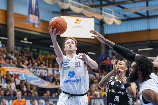 Spencer Reaves (MBC, 31), Austin Crowley (Bamberg, 85), Syntainics MBC vs. BMA365 Bamberg Baskets, Basketball, 1. Bundesliga, Maenner, 33. Spieltag, Saison 2025 26, 08.05.2026. Weißenfels Stadthalle Sachsen-Anhalt Deutschland