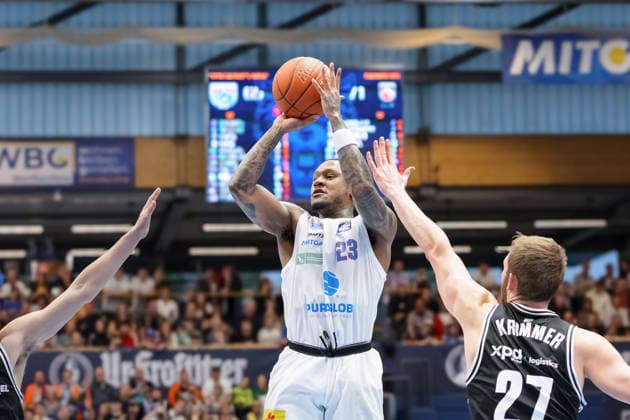 Charles Callison (MBC, 23), Moritz Krimmer (Bamberg, 27), Syntainics MBC vs. BMA365 Bamberg Baskets, Basketball, 1. Bundesliga, Maenner, 33. Spieltag, Saison 2025 26, 08.05.2026. Weißenfels Stadthalle Sachsen-Anhalt Deutschland
